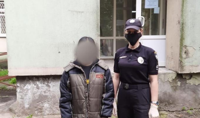 Дівчинка, що стала об’єктом домашнього насильства, наразі перебуває у місцевому лікувальному закладі