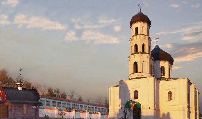 У Кремінському районі знаходиться п’ять культових будівель, які є пам’ятками архітектури.