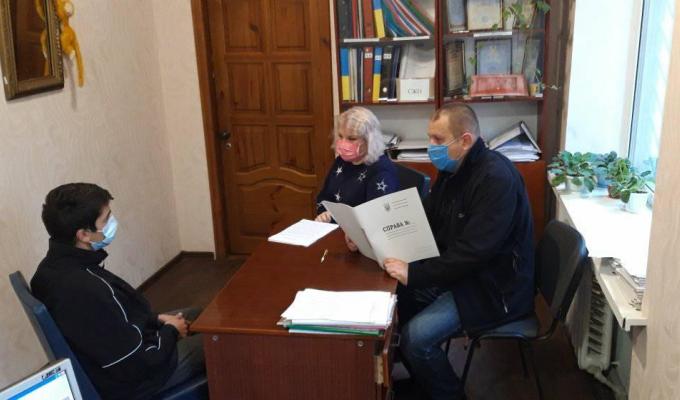 У Кремінському районі мешкає 60 родин опікунів чи піклувальників,  в яких виховуються 80 дітей
