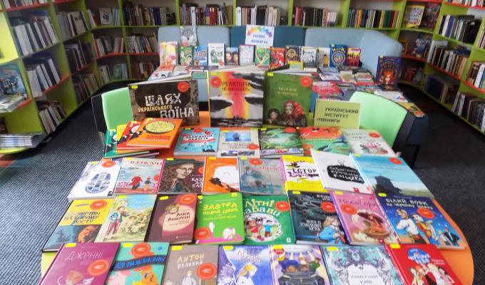 Близько п’ятиста  нових україномовних книжок отримала Кремінська бібліотека для дітей від Українського інституту книги