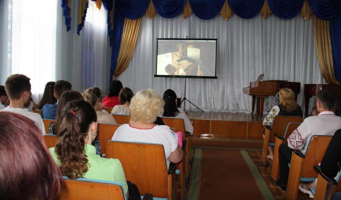 Учнівська та студентська молодь Кремінної переглянули повнометражний фільм «Спадок нації». 