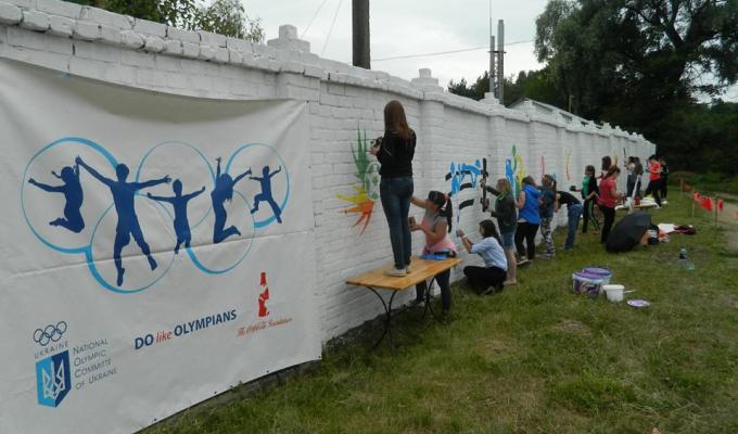 В Кремінній пройшов ІІІ обласний конкурс малюнку «Спрей-арт спорт»
