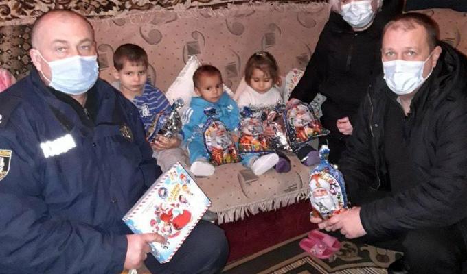Святий Миколай  завітав до підопічних служби у справах дітей