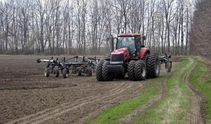 Аграрії району подовжують комплекс весняно - польових робіт. 