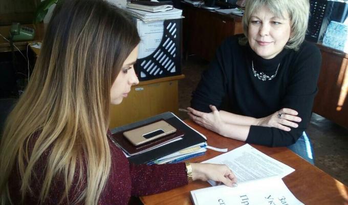 Сьогодні в райдержадміністрації представник Головного управління Держпродспоживслужби в Луганській області Інна Хохлова зустрілась із спеціалістами райдержадміністрації в сфері захисту прав споживачів.