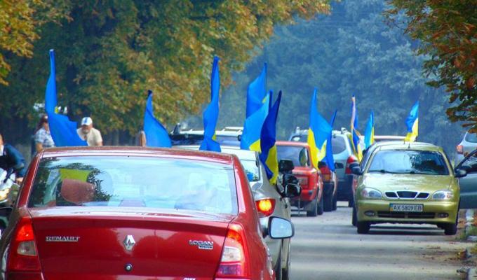 До Дня Державного Прапора у Кремінній пройшов патріотичний автопробіг. 