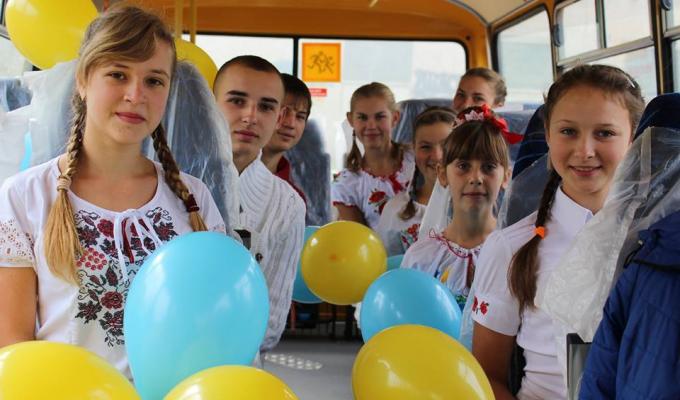 Учні Новомикільської школи отримали новий комфортабельний автобус. 