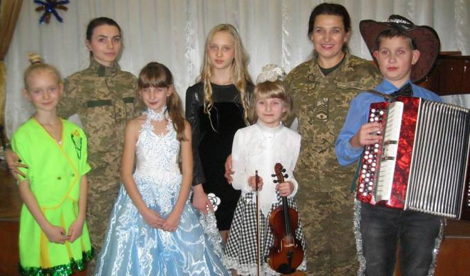До святкових привітань дітей району долучились наші захисники - військовослужбовці ЗСУ. 