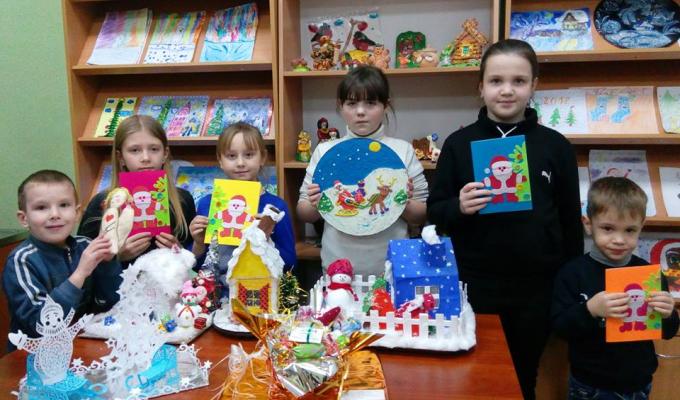Діти навчальних закладів району провели акцію по виготовленню новорічних і різдвяних поробок та привітальних листівок для воїнів, які знаходяться в зоні АТО