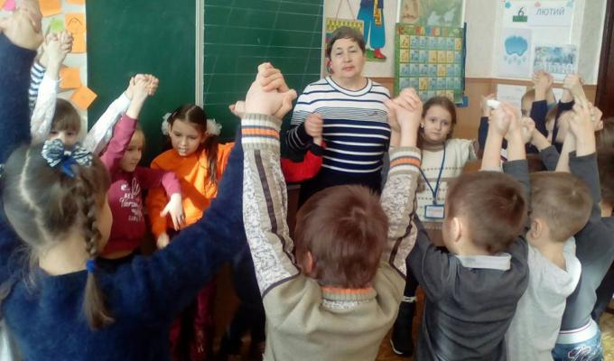 Дітей вчили спілкуватись. 