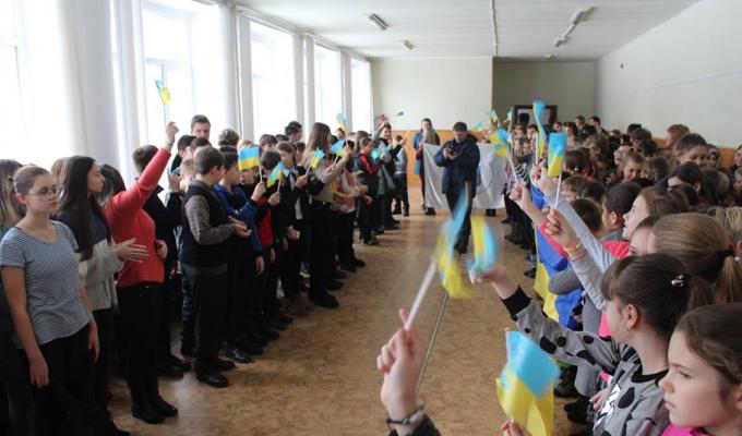 Кремінські школярі та спортсмени підтримали збірну України. 