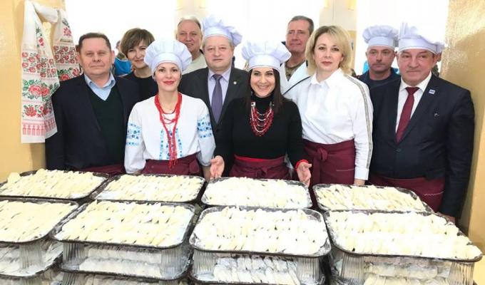Креміняни взяли участь у встановленні рекорду України з ліплення вареників. 