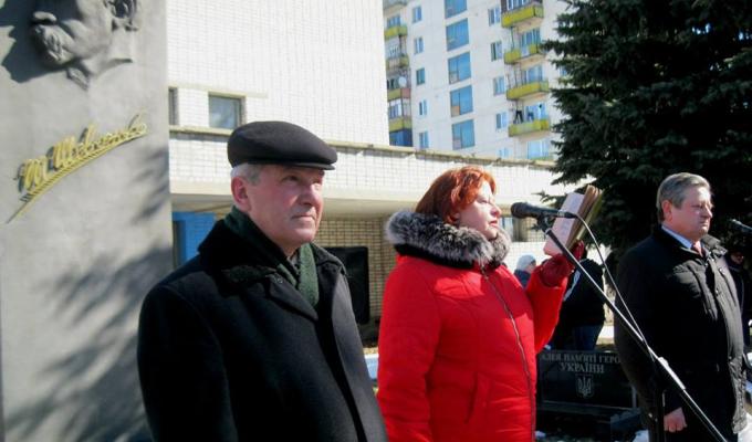Нетеплим, але сонячним березневим днем у районному центрі зібрались представники кремінської громади, щоб вклонитися пам’яті Великого Кобзаря