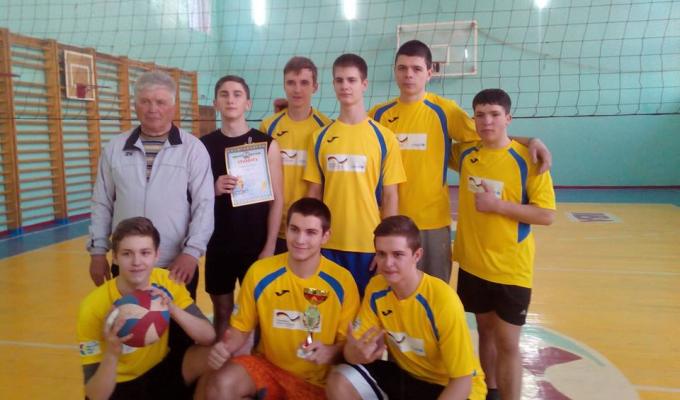 Команди закладів освіти зіграли на Кубок пам’яті першого майстра спорту Кремінщини Валерія Карпенка.
