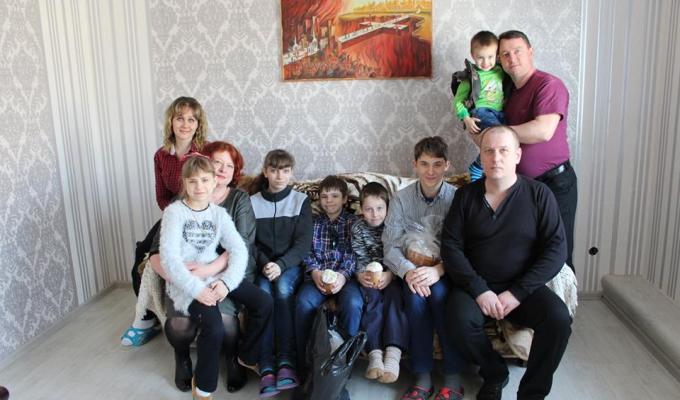 Членів прийомних родин вітали із Великоднем. 