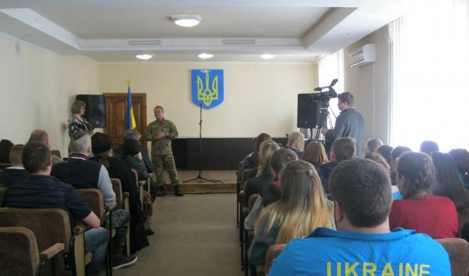 У Кремінній пройшли урочисті проводи призовників на строкову службу до лав Збройних Сил України.