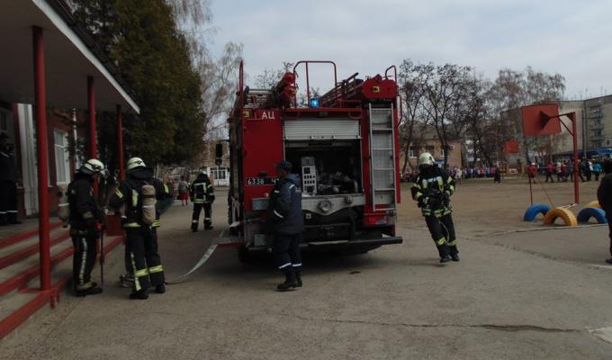 В освітніх закладах району відпрацьовували дії на випадок виникнення пожежі. 