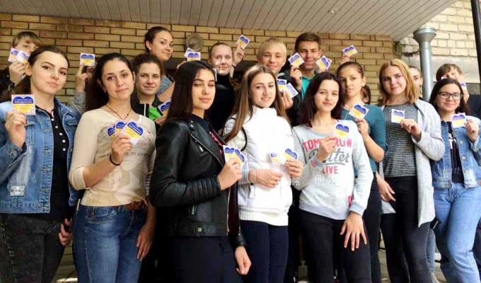 Кремінщино, вдягни вишиванку! – у Кремінній пройшла волонтерська акція.