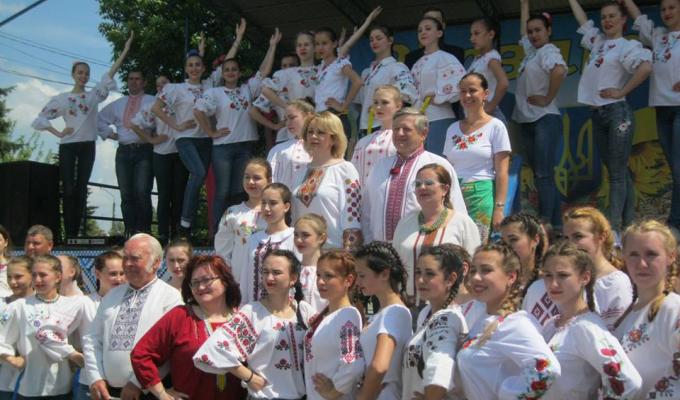 Флешмоб до Всесвітнього дня вишиванки пройшов у Кремінній. 