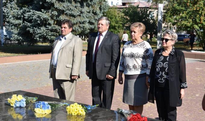 За ініціативи районної організації ветеранів України 21 вересня біля Кремінського районного краєзнавчого музею пройшов тематичний захід до Дня партизанської слави. 