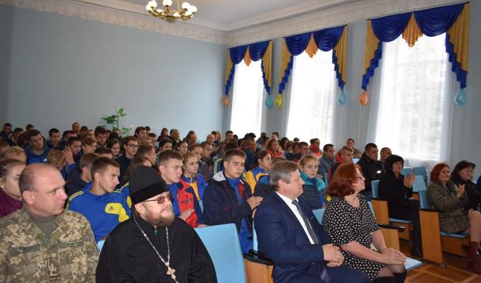Сьогодні в залі музичної дитячої школи відбулись урочисті проводи призовників осіннього призову на строкову службу до лав Збройних Сил України. 