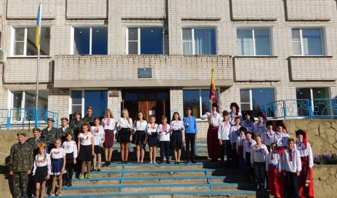 День захисника України в навчальних закладах: урочисті лінійки, привітання воїнів – земляків, козацькі розваги. 