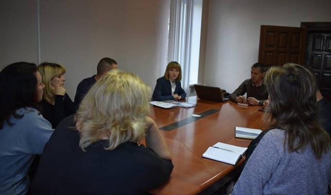 В райдержадміністраціїї 7 листопада відбулась нарада за участі заступника начальника управління зовнішніх зносин та зовнішньоекономічної діяльності ОДА Валентини Колесник. 