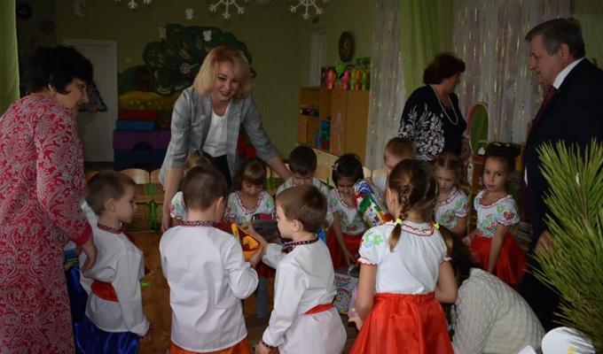 Керівники району привітали малечу та колективи дитячих садочків із Святим Миколаєм