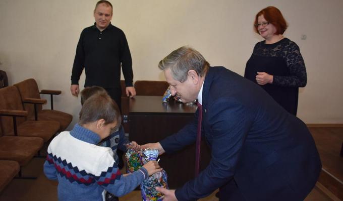 Напередодні відзначення новорічних та різдвяних свят керівники району привітали із святами дітей-сиріт та дітей, позбавлених батьківського піклування