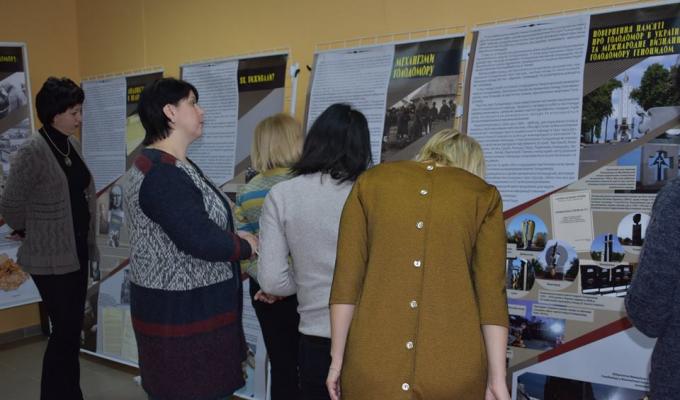 Сьогодні в районній бібліотеці відкрилась пересувна виставка «Голодомор 1932-1933. Геноцид голодом». 