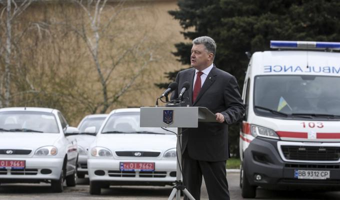 Президент вручив реанімобілі і спецавтотранспорт для медичних закладів Луганської області