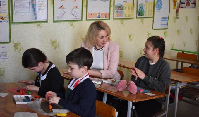 Днями голова Кремінської районної державної адміністрації Наталія Чехута та т. в. о. начальника відділу освіти Людмила Горбачова завітали з робочим візитом до НВК «Кремінський ЗЗСО І-ІІІ ст. №3 - ЗДО». 