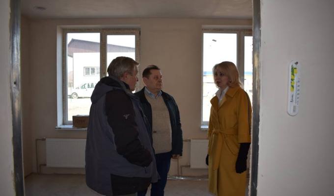 З ходом будівництва двох лікарських амбулаторій ознайомилась голова райдержадміністрації Наталя Чехута. 