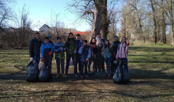 В районі триває весняне прибирання. 