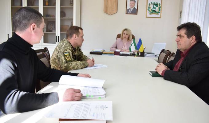 Голова райдержадміністрації Наталя Чехута провела робочу нараду за участі військового комісара Рубіжансько-Кремінського об’єднання міського військового комісаріату Олега Лазаренка та першого заступника голови райдержадміністрації Володимира Позняка.