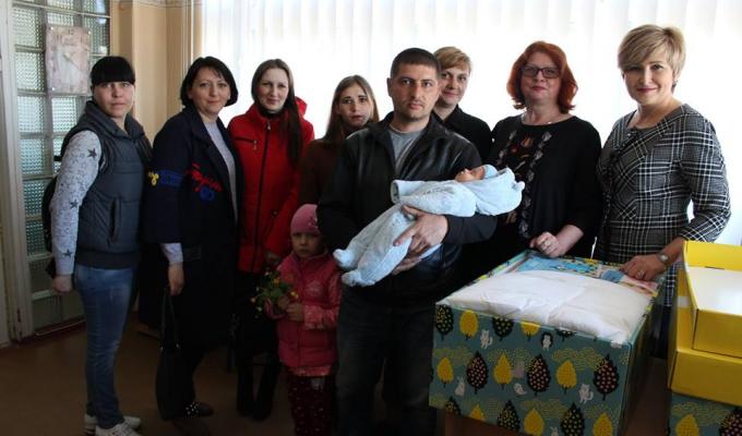 18 квітня в управлінні соціального захисту населення райдержадміністрації розпочалась видача «пакунку малюка» породіллям, які народили після 1 березня поточного року.