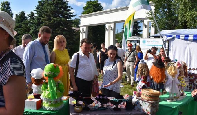 У Міжнародний день захисту дітей у Кремінній пройшов фестиваль «Моя мирна Луганщина» та виставка майстрів «Традиції, що єднають». 