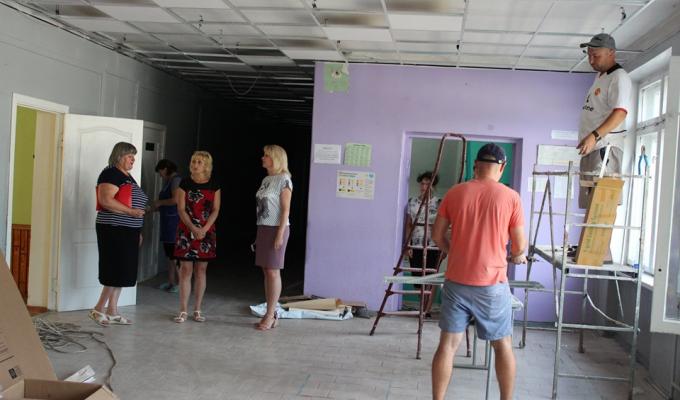 В освітніх закладах району продовжуються роботи з впровадження нового освітнього простору для Нової української школи та розпочалися ремонти дитячих садочків та шкіл, заплановані на літній період. 