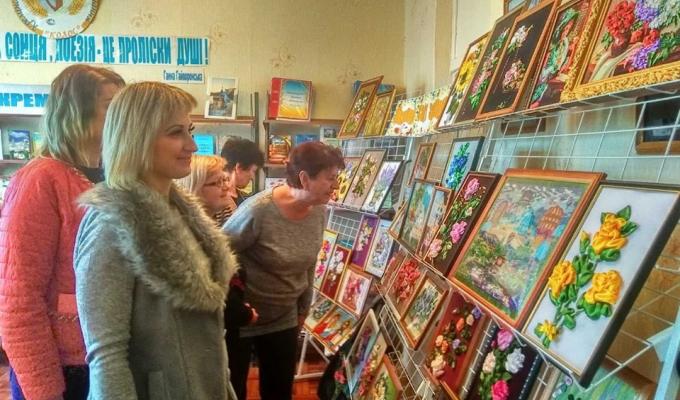 До Міжнародного дня людей похилого віку у центральній районній бібліотеці пройшла виставка робіт слухачів Університету срібного віку.