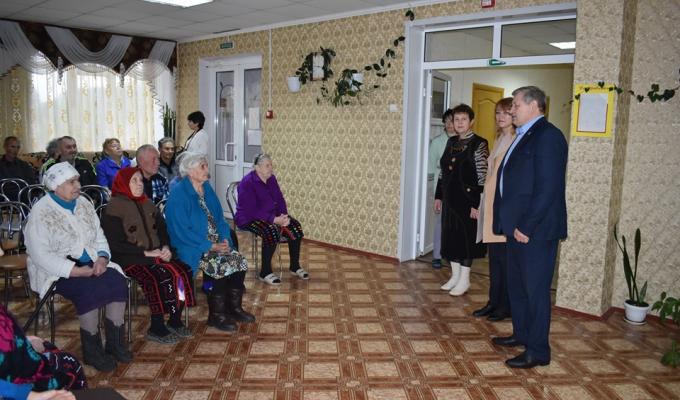 У деяких соціально – медичних установах району побували гості.