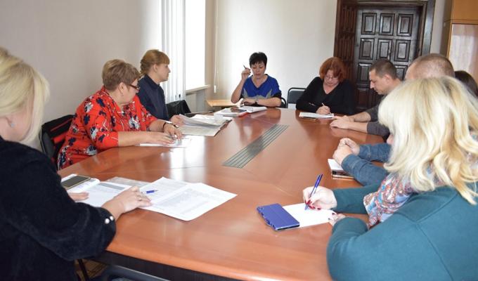 Придбання житла дітям-сиротам обговорили в райдержадміністрації