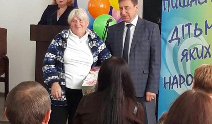30 вересня Україна відзначає День усиновлення, вшановує усиновлювачів, опікунів, піклувальників, прийомних батьків, батьків-вихователів.