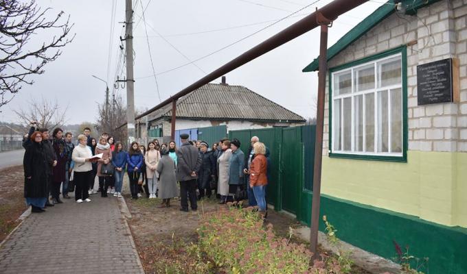 По вулиці Кооперативній міста Кремінна з’явилась пам’ятна дошка Олени Марківни Донцової.