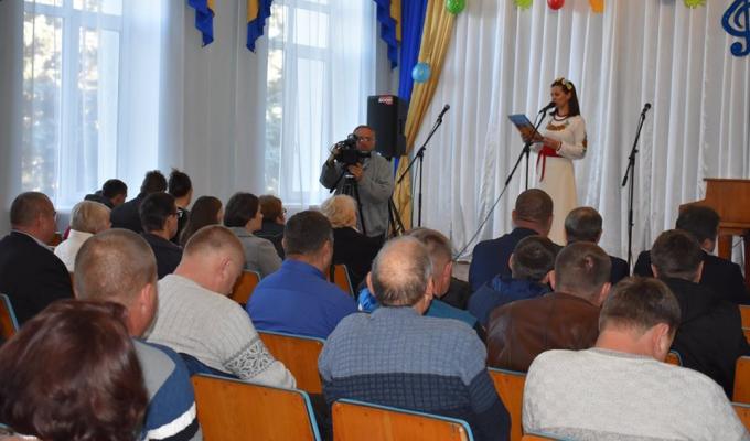 "Тобі я присягаюся в любові, земля батьківська, доленька моя!"