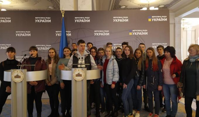 Кремінські школярі знайомились з історією українського парламентаризму.