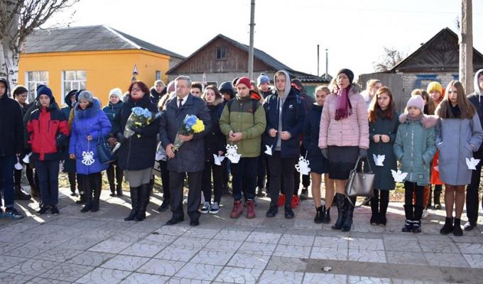 Учасники молодіжного форуму спільно із керівниками району поклали квіти до пам’ятного знаку Героям України.