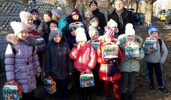 Вже традиційним стала участь кремiнських дітей-сиріт та позбавлених батьківського піклування, які виховуються в прийомних сім’ях, дитячих будинках сімейного типу або перебувають під опікою, в обласних заходах з нагоди святкування Дня Святого Миколая.
