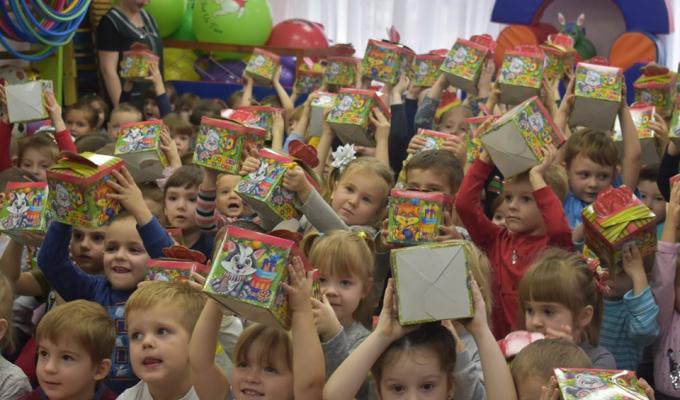 19 грудня керівники району за "дорученням" Святого Миколая вручили подарунки вихованцям дитячих садочків.