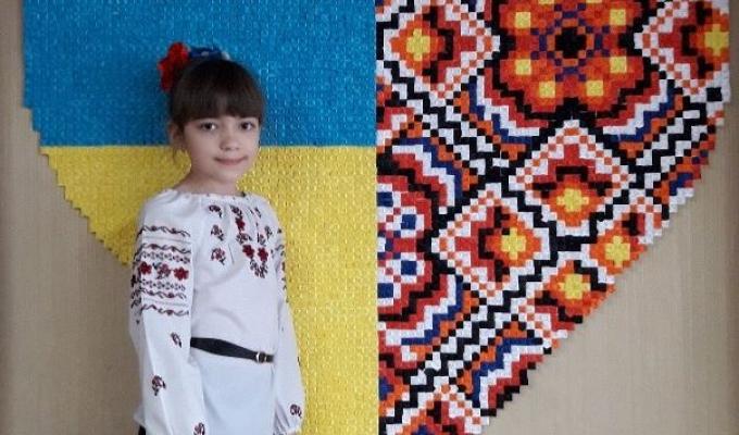 Особливе місце в роботі всіх гуртків та об’єднань районного будинку дитячої творчості посідає національно-патріотичне виховання засобами декоративно-вжиткової творчості.