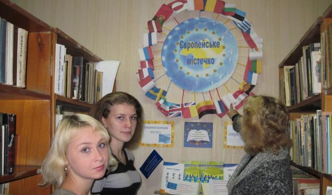 В районній бібліотеці для дітей до Дня Європи проходила презентація книжкової виставки – експозиції «Європейське містечко».